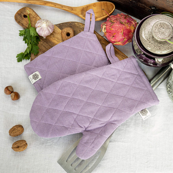 Crafted with care, these light lilac linen oven mitten sets are the perfect companions for your culinary adventures.