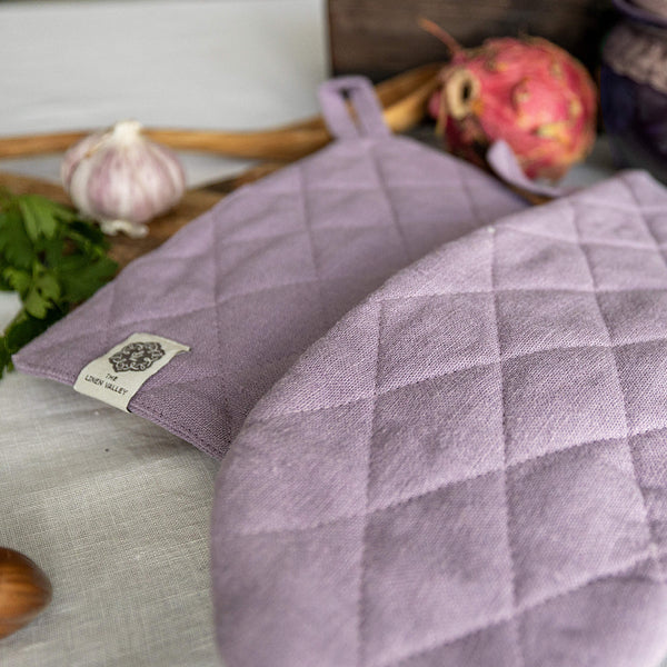 Crafted with care, these light lilac linen oven mitten sets are the perfect companions for your culinary adventures.