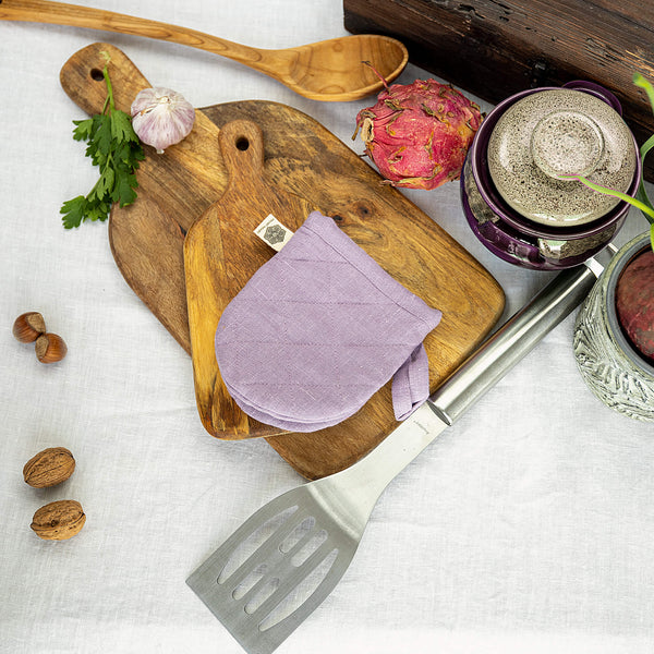 The linen oven mitt come in a variety of pastel and rich colours, which are a perfect match for our other home textiles.