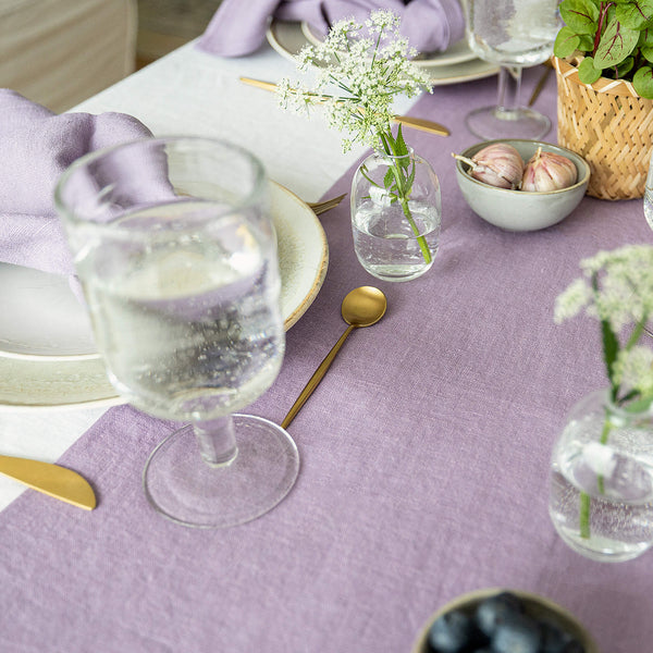 Give your table a touch of distinction and decoration with our light lilac linen table runner. Use the table runner on its own or combine it with a linen tablecloth, placemats or napkins.