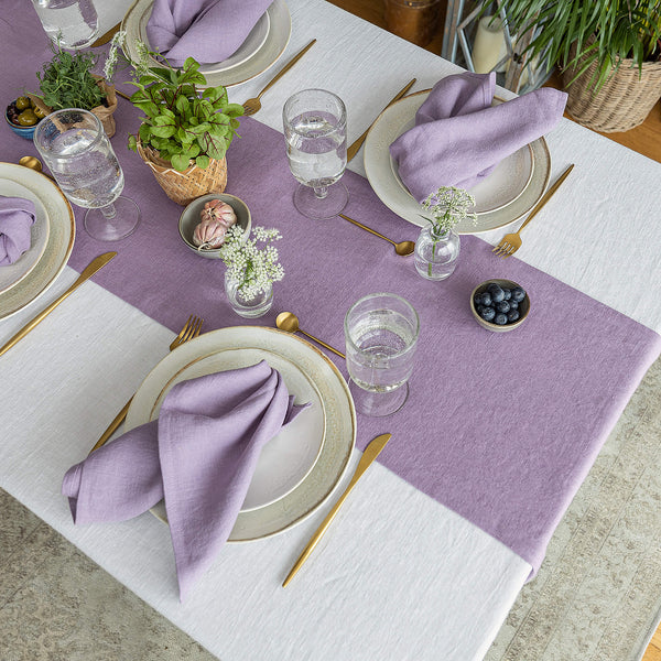 Give your table a touch of distinction and decoration with our light lilac linen table runner. Use the table runner on its own or combine it with a linen tablecloth, placemats or napkins.