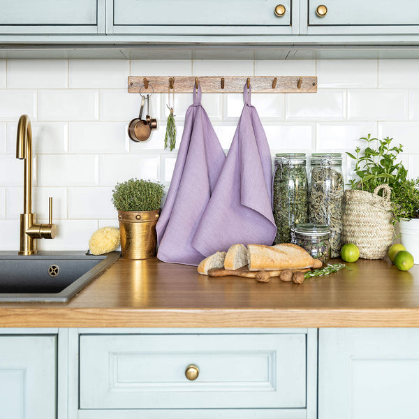 The light lilac tea towels made of natural linen are durable, making them the ideal companions for your daily culinary adventures. Carefully crafted, our linen tea towels are not only practical but also add colour and sophistication to your kitchen.