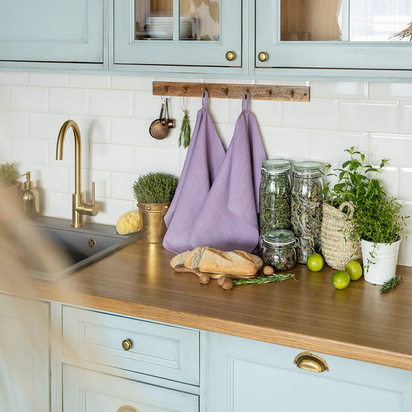The light lilac tea towels made of natural linen are durable, making them the ideal companions for your daily culinary adventures. Carefully crafted, our linen tea towels are not only practical but also add colour and sophistication to your kitchen.