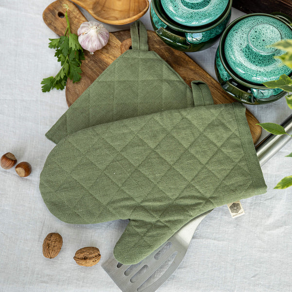 Crafted with care, these moss green linen oven mitten sets are the perfect companions for your culinary adventures.