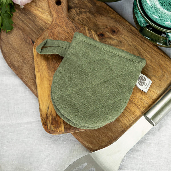 The linen oven mitt come in a variety of pastel and rich colours, which are a perfect match for our other home textiles.