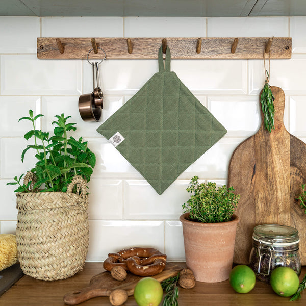 The linen pot holder come in a variety of pastel and rich colours, which are a perfect match for our other home textiles.