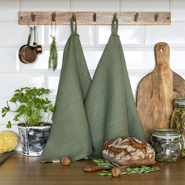 The moss green tea towels made of natural linen are durable, making them the ideal companions for your daily culinary adventures. Carefully crafted, our linen tea towels are not only practical but also add colour and sophistication to your kitchen.