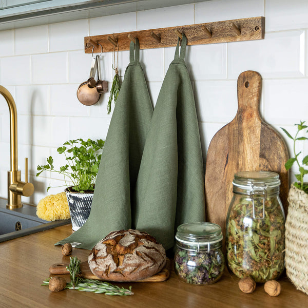The moss green tea towels made of natural linen are durable, making them the ideal companions for your daily culinary adventures. Carefully crafted, our linen tea towels are not only practical but also add colour and sophistication to your kitchen.