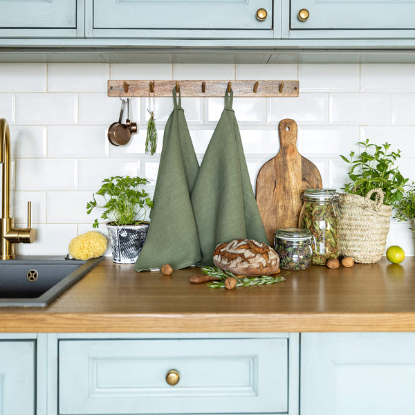 The moss green tea towels made of natural linen are durable, making them the ideal companions for your daily culinary adventures. Carefully crafted, our linen tea towels are not only practical but also add colour and sophistication to your kitchen.