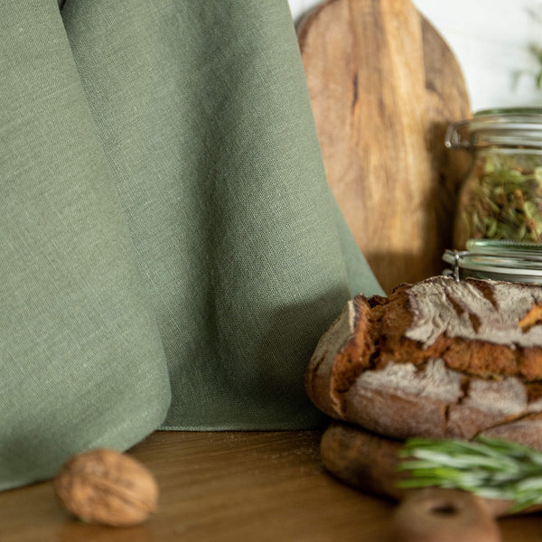 The moss green tea towels made of natural linen are durable, making them the ideal companions for your daily culinary adventures. Carefully crafted, our linen tea towels are not only practical but also add colour and sophistication to your kitchen.