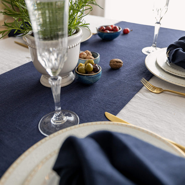 Give your table a touch of distinction and decoration with our navy blue linen table runner. Use the table runner on its own or combine it with a linen tablecloth, placemats or napkins.