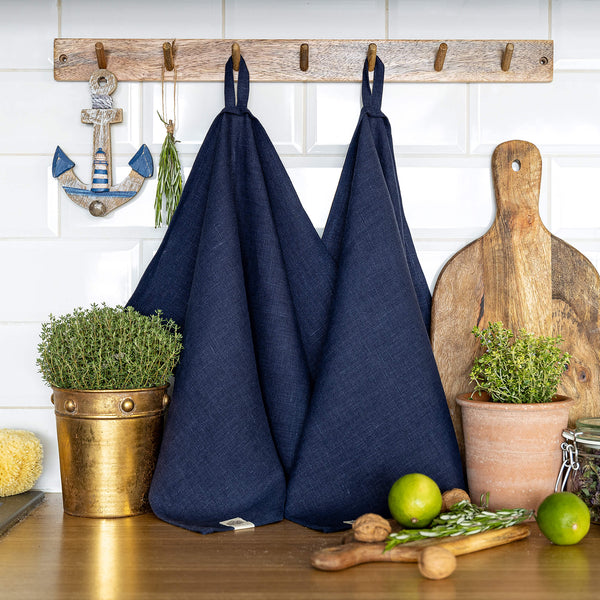 The navy blue tea towels made of natural linen are durable, making them the ideal companions for your daily culinary adventures.