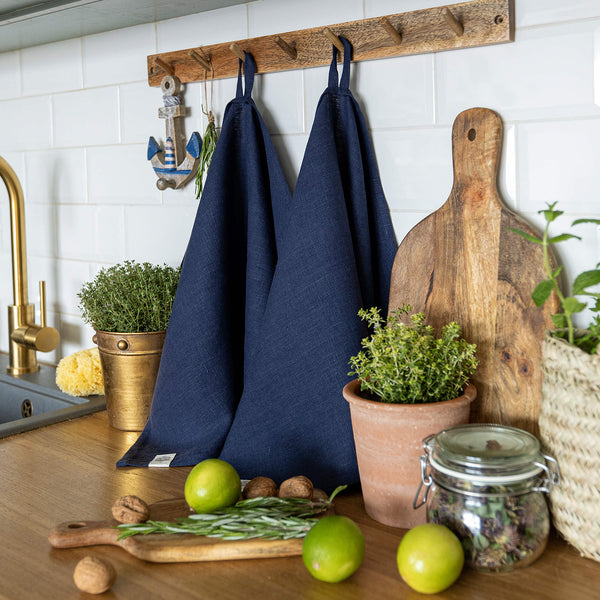 The navy blue tea towels made of natural linen are durable, making them the ideal companions for your daily culinary adventures.