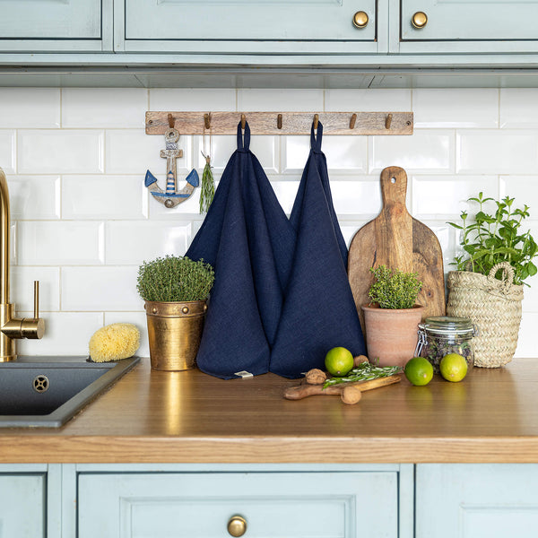 The navy blue tea towels made of natural linen are durable, making them the ideal companions for your daily culinary adventures.