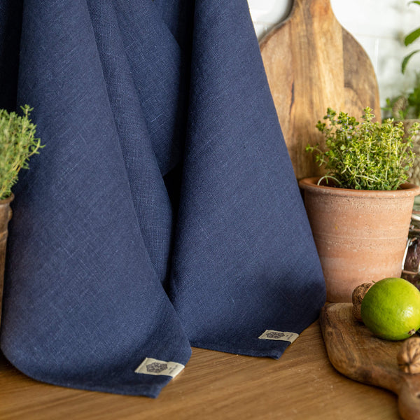 The navy blue tea towels made of natural linen are durable, making them the ideal companions for your daily culinary adventures.