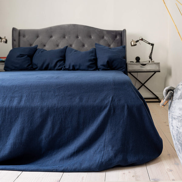 Our linen bedspreads are extremely versatile, fitting into a wide range of interiors and complementing them perfectly, adding new colours and emotions.
