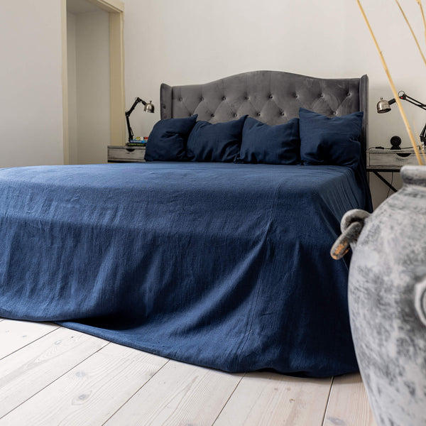 Our linen bedspreads are extremely versatile, fitting into a wide range of interiors and complementing them perfectly, adding new colours and emotions.