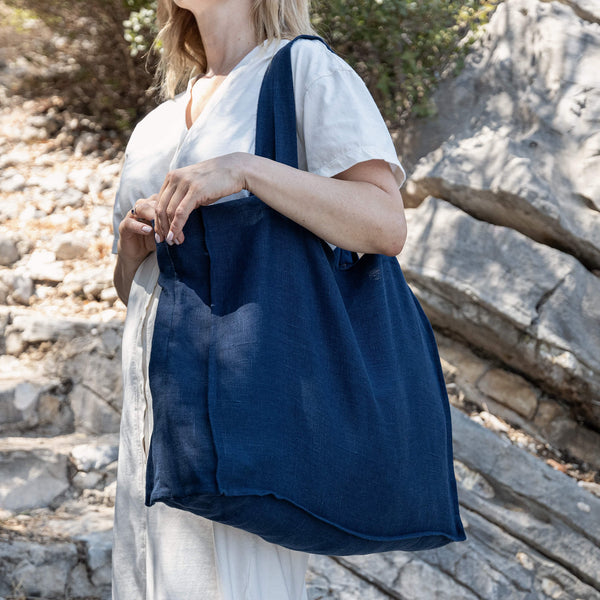 Navy blue linen tote bags designed and made for long, comfortable and sustainable use. Whether you're going to the beach, planning a visit to the market, or taking your baked cake to friends, our linen bag is always perfect for you.