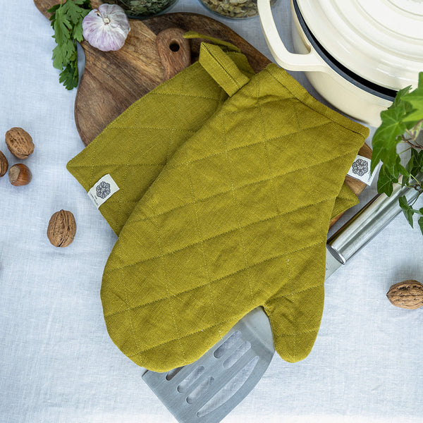 Crafted with care, these linen oven mitten sets are the perfect companions for your culinary adventures. Whether you're baking, roasting, or grilling, oven mitten sets is sure to become an indispensable tool in your kitchen.