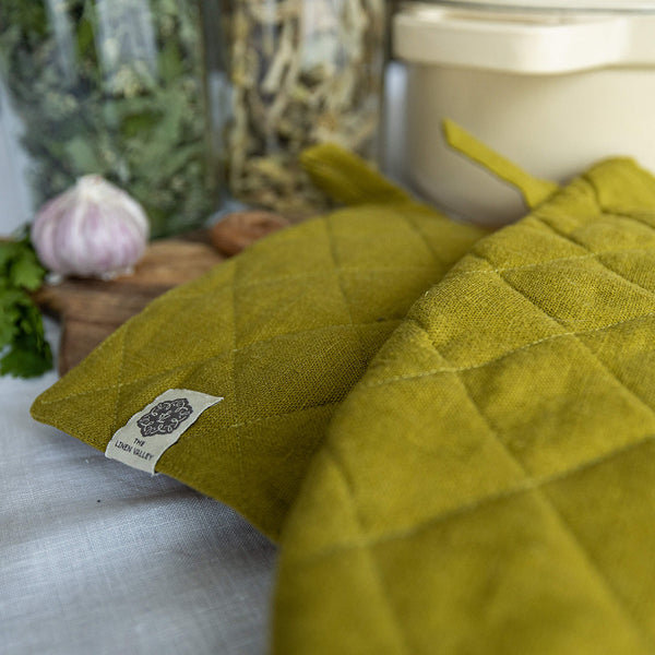 Crafted with care, these linen oven mitten sets are the perfect companions for your culinary adventures. Whether you're baking, roasting, or grilling, oven mitten sets is sure to become an indispensable tool in your kitchen.