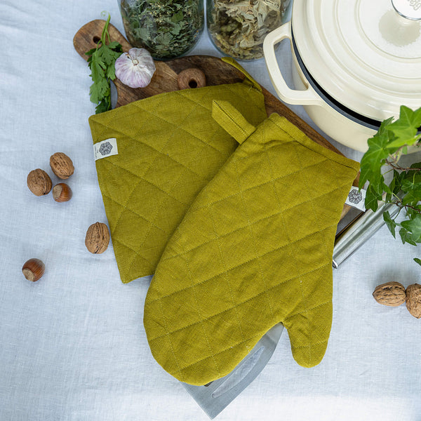 Crafted with care, these linen oven mitten sets are the perfect companions for your culinary adventures. Whether you're baking, roasting, or grilling, oven mitten sets is sure to become an indispensable tool in your kitchen.