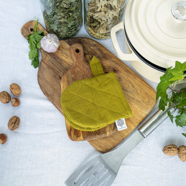 The linen oven mitt come in a variety of pastel and rich colours, which are a perfect match for our other home textiles.