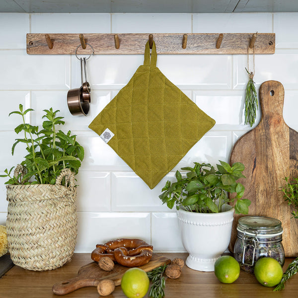 The linen pot holder come in a variety of pastel and rich colours, which are a perfect match for our other home textiles.