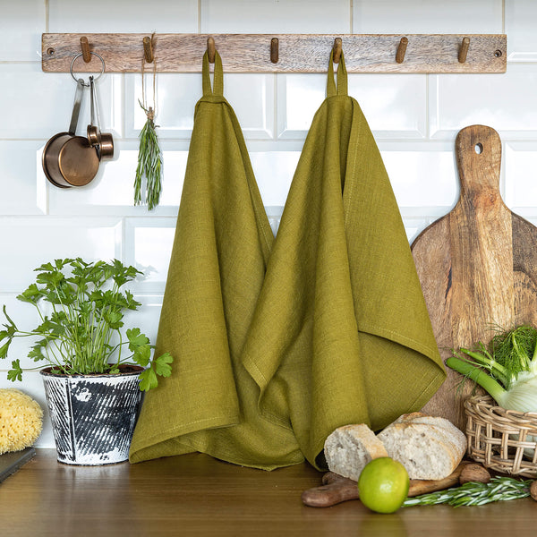 Olive green tea towels made of natural linen are durable, making them the ideal companions for your daily culinary adventures. Carefully crafted, our linen tea towels are not only practical but also add colour and sophistication to your kitchen.