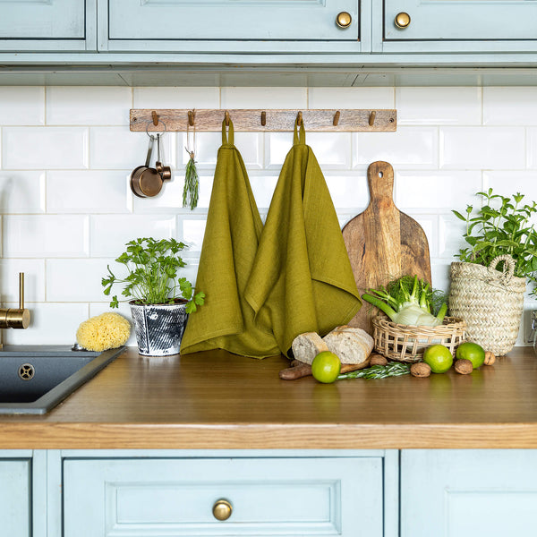 Olive green tea towels made of natural linen are durable, making them the ideal companions for your daily culinary adventures. Carefully crafted, our linen tea towels are not only practical but also add colour and sophistication to your kitchen.
