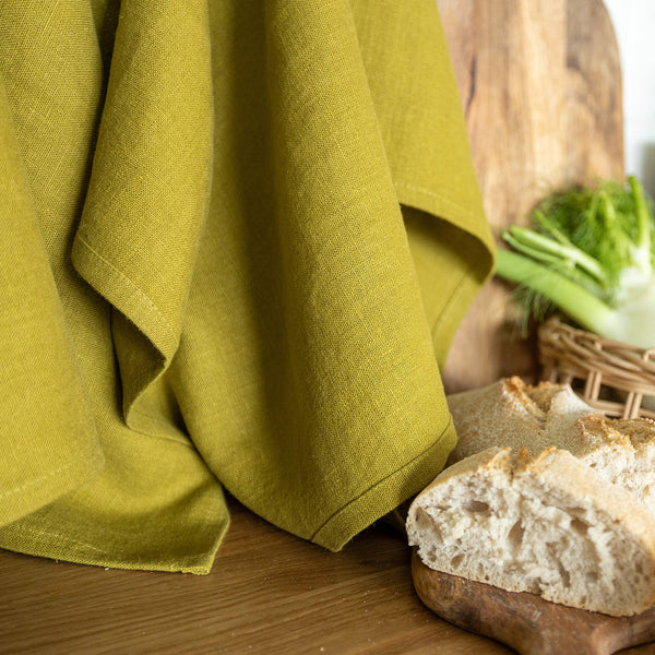Olive green tea towels made of natural linen are durable, making them the ideal companions for your daily culinary adventures. Carefully crafted, our linen tea towels are not only practical but also add colour and sophistication to your kitchen.