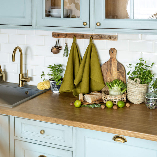 Olive green tea towels made of natural linen are durable, making them the ideal companions for your daily culinary adventures. Carefully crafted, our linen tea towels are not only practical but also add colour and sophistication to your kitchen.
