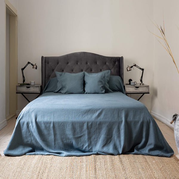 The ocean blue linen bedspread has been carefully designed to suit a wide range of interior styles and to blend perfectly in both classic and contemporary home spaces.