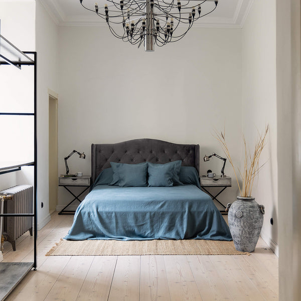 The ocean blue linen bedspread has been carefully designed to suit a wide range of interior styles and to blend perfectly in both classic and contemporary home spaces.