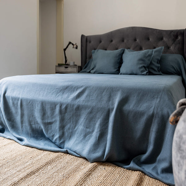 The ocean blue linen bedspread has been carefully designed to suit a wide range of interior styles and to blend perfectly in both classic and contemporary home spaces.