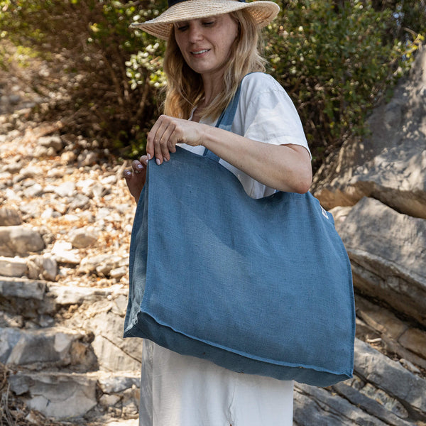 Ocean blue linen tote bags designed and made for long, comfortable and sustainable use. Whether you're going to the beach, planning a visit to the market, or taking your baked cake to friends, our linen bag is always perfect for you.