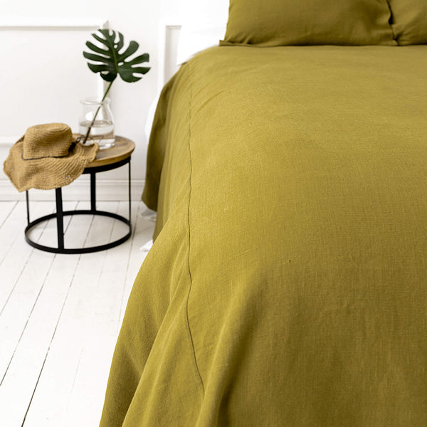 The olive green linen bedspread has been carefully designed to suit a wide range of interior styles and to blend perfectly in both classic and contemporary home spaces.Our linen bedspreads are extremely versatile, fitting into a wide range of interiors and complementing them perfectly, adding new colours and emotions.