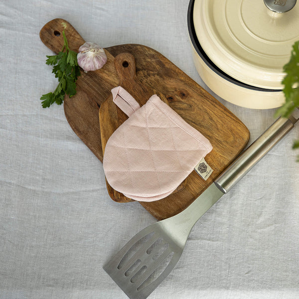 The linen oven mitt come in a variety of pastel and rich colours, which are a perfect match for our other home textiles.