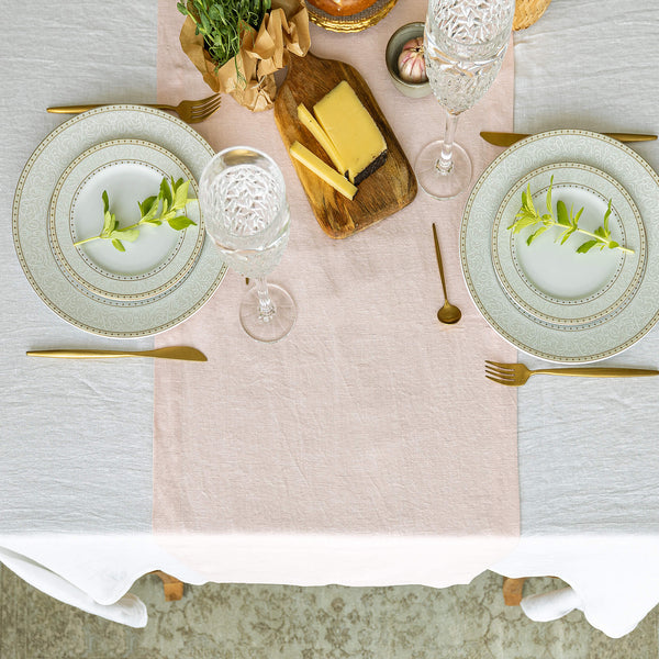 Give your table a touch of distinction and decoration with our quartz rose linen table runner. Use the table runner on its own or combine it with a linen tablecloth, placemats or napkins.