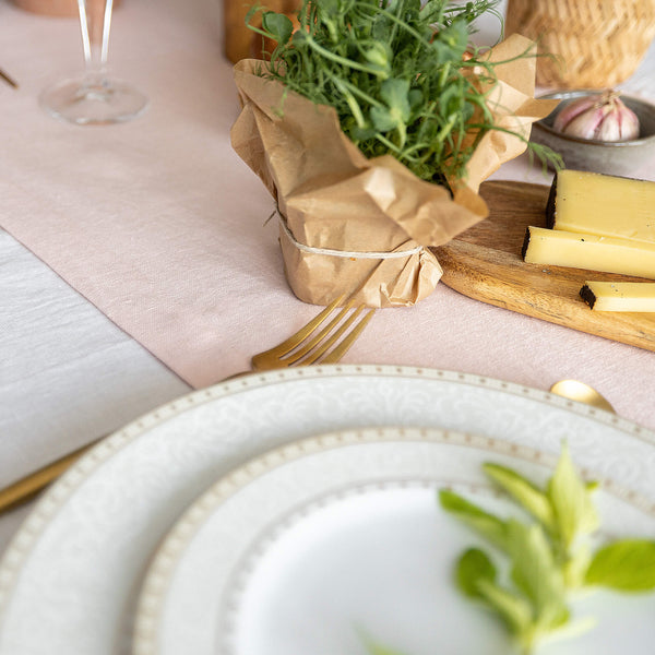 Give your table a touch of distinction and decoration with our quartz rose linen table runner. Use the table runner on its own or combine it with a linen tablecloth, placemats or napkins.