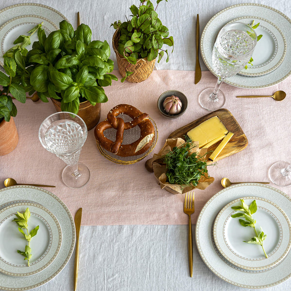 Give your table a touch of distinction and decoration with our quartz rose linen table runner. Use the table runner on its own or combine it with a linen tablecloth, placemats or napkins.