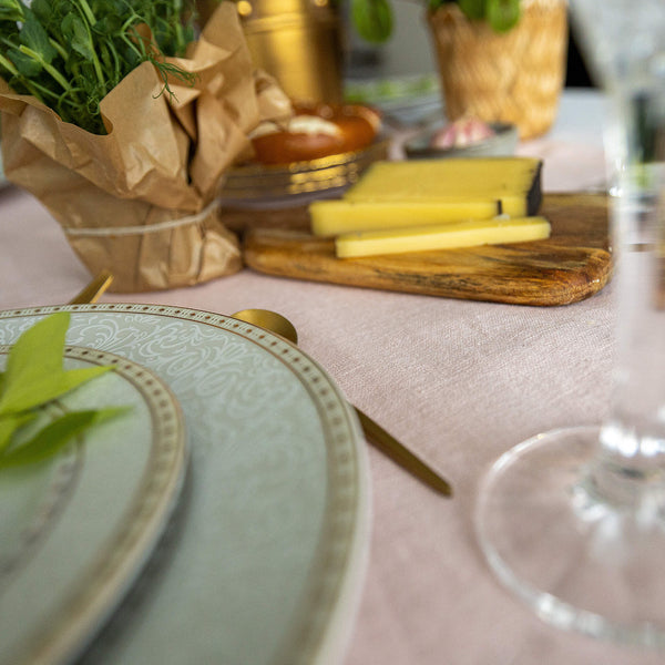 Give your table a touch of distinction and decoration with our quartz rose linen table runner. Use the table runner on its own or combine it with a linen tablecloth, placemats or napkins.