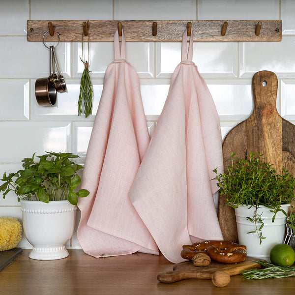 The quartz rose tea towels made of natural linen are durable, making them the ideal companions for your daily culinary adventures. Carefully crafted, our linen tea towels are not only practical but also add colour and sophistication to your kitchen.