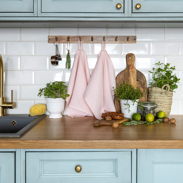 The quartz rose tea towels made of natural linen are durable, making them the ideal companions for your daily culinary adventures. Carefully crafted, our linen tea towels are not only practical but also add colour and sophistication to your kitchen.