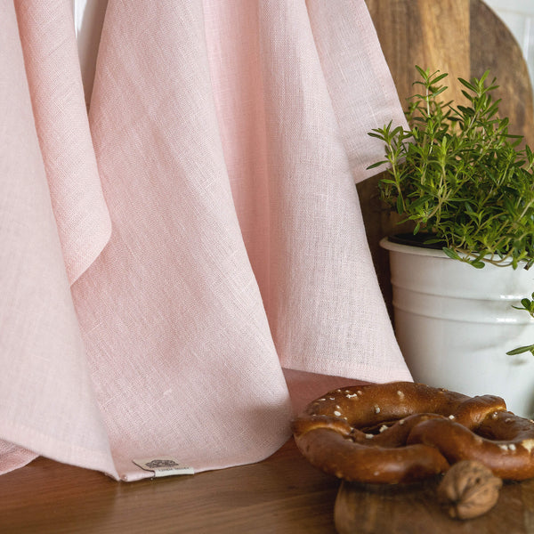 The quartz rose tea towels made of natural linen are durable, making them the ideal companions for your daily culinary adventures. Carefully crafted, our linen tea towels are not only practical but also add colour and sophistication to your kitchen.