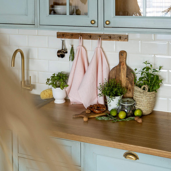 The quartz rose tea towels made of natural linen are durable, making them the ideal companions for your daily culinary adventures. Carefully crafted, our linen tea towels are not only practical but also add colour and sophistication to your kitchen.