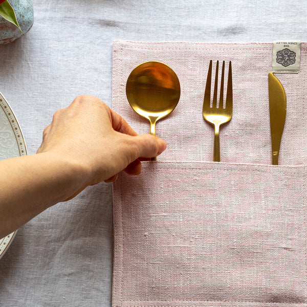 Quartz Rose linen cutlery holder will make your table setting look neat and tidy. Decorative cutlery pouch can be paired with table napkins or other table linens, mixed or matched.