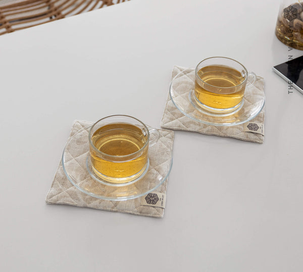 With our royal floral pattern linen placemat sets, you'll not only give your table or your daily tea time a distinctive charm, but also protect your table from bitterness and possible damage.