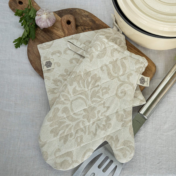 Crafted with care, these royal floral pattern linen oven mitten sets are the perfect companions for your culinary adventures.