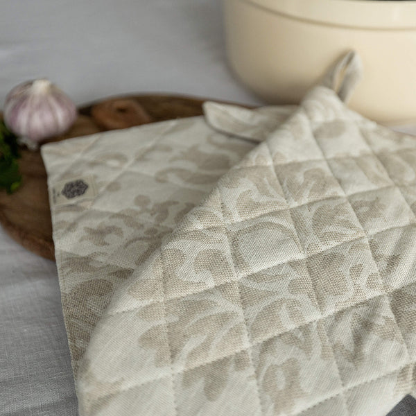 Crafted with care, these royal floral pattern linen oven mitten sets are the perfect companions for your culinary adventures.