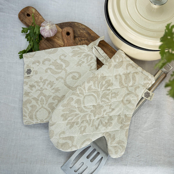 Crafted with care, these royal floral pattern linen oven mitten sets are the perfect companions for your culinary adventures.